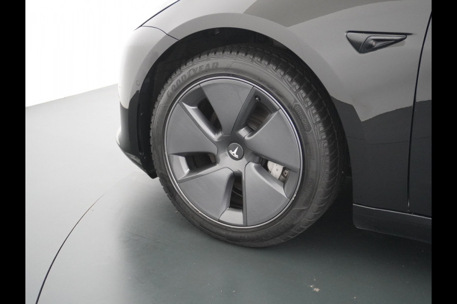 Tesla Model 3 RWD SR+ Nwe Model 60kWh LFP 283 PK Trekhaak Warmtepomp Elektr.A-klep FSD-3 Sentry Mode Bankverwarmd FSD 18" Premium Luidspr. Aut Navi LED Comfortstoelen ACC DAB Keyless en Voorverwarmen interieur via App One-Pedal-Drive Origineel Nederlandse auto Garantie Accu/Motor tot 31-03-2029 max 160.000km 1.584kg licht!