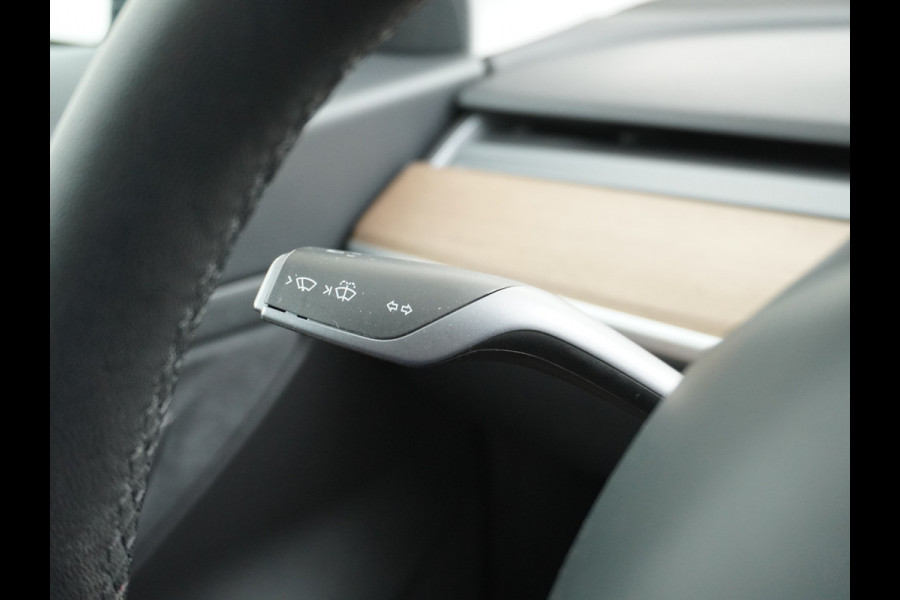 Tesla Model 3 RWD SR+ Nwe Model 60kWh LFP 283 PK Trekhaak Warmtepomp Elektr.A-klep FSD-3 Sentry Mode Bankverwarmd FSD 18" Premium Luidspr. Aut Navi LED Comfortstoelen ACC DAB Keyless en Voorverwarmen interieur via App One-Pedal-Drive Origineel Nederlandse auto Garantie Accu/Motor tot 31-03-2029 max 160.000km 1.584kg licht!