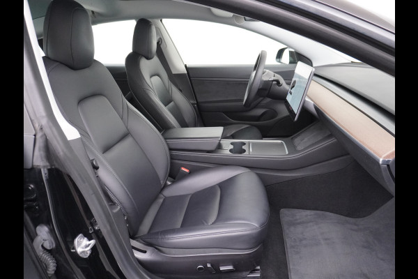 Tesla Model 3 RWD SR+ Nwe Model 60kWh LFP 283 PK Trekhaak Warmtepomp Elektr.A-klep FSD-3 Sentry Mode Bankverwarmd FSD 18" Premium Luidspr. Aut Navi LED Comfortstoelen ACC DAB Keyless en Voorverwarmen interieur via App One-Pedal-Drive Origineel Nederlandse auto Garantie Accu/Motor tot 31-03-2029 max 160.000km 1.584kg licht!