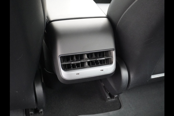 Tesla Model 3 RWD SR+ Nwe Model 60kWh LFP 283 PK Trekhaak Warmtepomp Elektr.A-klep FSD-3 Sentry Mode Bankverwarmd FSD 18" Premium Luidspr. Aut Navi LED Comfortstoelen ACC DAB Keyless en Voorverwarmen interieur via App One-Pedal-Drive Origineel Nederlandse auto Garantie Accu/Motor tot 31-03-2029 max 160.000km 1.584kg licht!