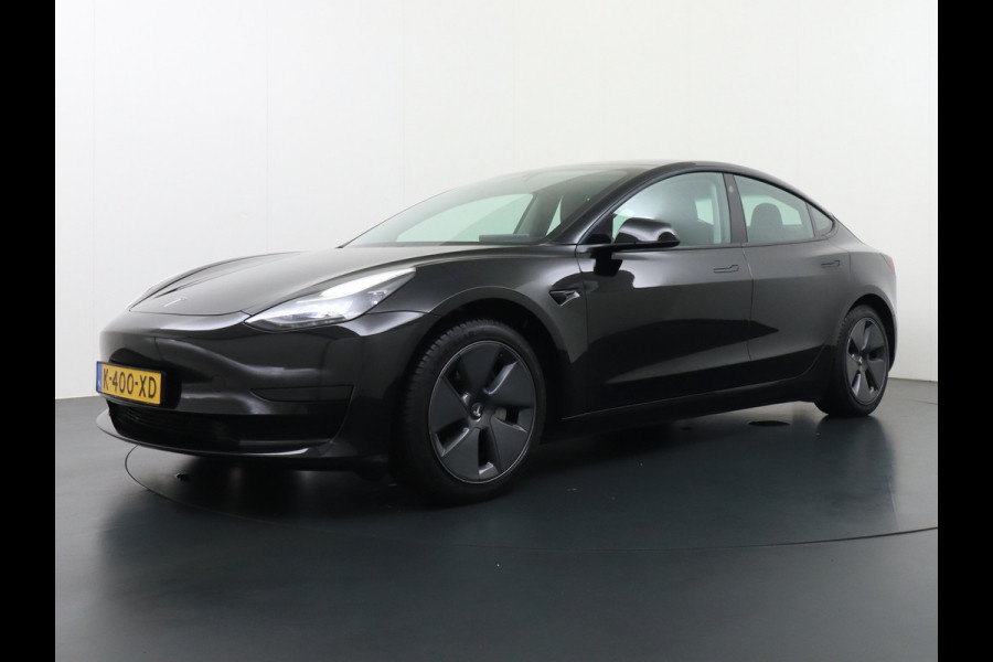 Tesla Model 3 RWD SR+ Nwe Model 60kWh LFP 283 PK Trekhaak Warmtepomp Elektr.A-klep FSD-3 Sentry Mode Bankverwarmd FSD 18" Premium Luidspr. Aut Navi LED Comfortstoelen ACC DAB Keyless en Voorverwarmen interieur via App One-Pedal-Drive Origineel Nederlandse auto Garantie Accu/Motor tot 31-03-2029 max 160.000km 1.584kg licht!