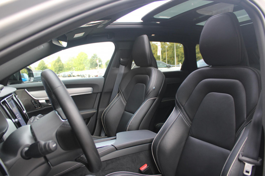 Volvo V90 B5 250PK ULTIMATE DARK MILD HYBRID | PANORAMISCH SCHUIF/KANTEL DAK | HARMAN KARDON PREMIUM AUDIO | FULL-LED ACTIVE HIGH BEAM KOPLAMPEN | LED MISTLAMPEN VOOR | POWER SEATS - BESTUURDERS- EN PASSAGIERSSTOEL ELEKTRISCHVERSTELBAAR MET GEHEUGEN, ELEKTRISCH VERSTELBARE  ZITVERLENGERS /LENDESTEUN VIERVOUDIG VERSTELBAAR | SPORTSTOELEN MET NAPPA LEER | STOEL/STUUR VERWARMING | ORREFORS KRISTALLEN POOKKNOP | ZWARTE HEMELBEKLEDING | EXTRA GETINT GLAS ACHTER | ACHTERUITRIJ CAMERA | UITKLAPBARE ZITVERHOGERS ACHTERBANK | 20" BLACK DIAMONT VELGEN | PARKEER VERWARMING MET TIMER "STAND