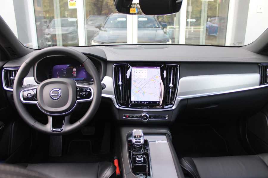 Volvo V90 B5 250PK ULTIMATE DARK MILD HYBRID | PANORAMISCH SCHUIF/KANTEL DAK | HARMAN KARDON PREMIUM AUDIO | FULL-LED ACTIVE HIGH BEAM KOPLAMPEN | LED MISTLAMPEN VOOR | POWER SEATS - BESTUURDERS- EN PASSAGIERSSTOEL ELEKTRISCHVERSTELBAAR MET GEHEUGEN, ELEKTRISCH VERSTELBARE  ZITVERLENGERS /LENDESTEUN VIERVOUDIG VERSTELBAAR | SPORTSTOELEN MET NAPPA LEER | STOEL/STUUR VERWARMING | ORREFORS KRISTALLEN POOKKNOP | ZWARTE HEMELBEKLEDING | EXTRA GETINT GLAS ACHTER | ACHTERUITRIJ CAMERA | UITKLAPBARE ZITVERHOGERS ACHTERBANK | 20" BLACK DIAMONT VELGEN | PARKEER VERWARMING MET TIMER "STAND