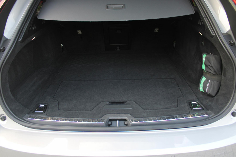 Volvo V90 B5 250PK ULTIMATE DARK MILD HYBRID | PANORAMISCH SCHUIF/KANTEL DAK | HARMAN KARDON PREMIUM AUDIO | FULL-LED ACTIVE HIGH BEAM KOPLAMPEN | LED MISTLAMPEN VOOR | POWER SEATS - BESTUURDERS- EN PASSAGIERSSTOEL ELEKTRISCHVERSTELBAAR MET GEHEUGEN, ELEKTRISCH VERSTELBARE  ZITVERLENGERS /LENDESTEUN VIERVOUDIG VERSTELBAAR | SPORTSTOELEN MET NAPPA LEER | STOEL/STUUR VERWARMING | ORREFORS KRISTALLEN POOKKNOP | ZWARTE HEMELBEKLEDING | EXTRA GETINT GLAS ACHTER | ACHTERUITRIJ CAMERA | UITKLAPBARE ZITVERHOGERS ACHTERBANK | 20" BLACK DIAMONT VELGEN | PARKEER VERWARMING MET TIMER "STAND