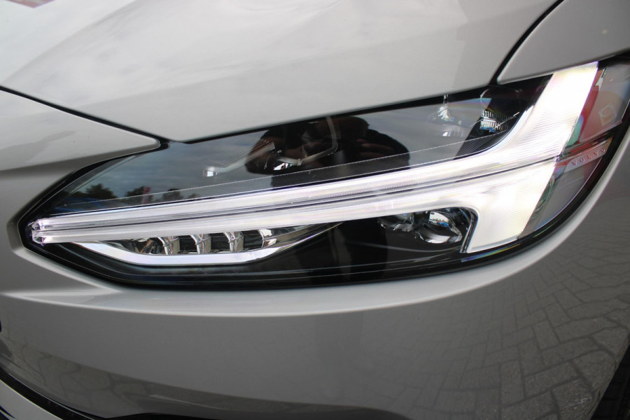 Volvo V90 B5 250PK ULTIMATE DARK MILD HYBRID | PANORAMISCH SCHUIF/KANTEL DAK | HARMAN KARDON PREMIUM AUDIO | FULL-LED ACTIVE HIGH BEAM KOPLAMPEN | LED MISTLAMPEN VOOR | POWER SEATS - BESTUURDERS- EN PASSAGIERSSTOEL ELEKTRISCHVERSTELBAAR MET GEHEUGEN, ELEKTRISCH VERSTELBARE  ZITVERLENGERS /LENDESTEUN VIERVOUDIG VERSTELBAAR | SPORTSTOELEN MET NAPPA LEER | STOEL/STUUR VERWARMING | ORREFORS KRISTALLEN POOKKNOP | ZWARTE HEMELBEKLEDING | EXTRA GETINT GLAS ACHTER | ACHTERUITRIJ CAMERA | UITKLAPBARE ZITVERHOGERS ACHTERBANK | 20" BLACK DIAMONT VELGEN | PARKEER VERWARMING MET TIMER "STAND