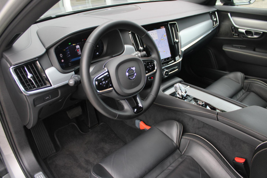 Volvo V90 B5 250PK ULTIMATE DARK MILD HYBRID | PANORAMISCH SCHUIF/KANTEL DAK | HARMAN KARDON PREMIUM AUDIO | FULL-LED ACTIVE HIGH BEAM KOPLAMPEN | LED MISTLAMPEN VOOR | POWER SEATS - BESTUURDERS- EN PASSAGIERSSTOEL ELEKTRISCHVERSTELBAAR MET GEHEUGEN, ELEKTRISCH VERSTELBARE  ZITVERLENGERS /LENDESTEUN VIERVOUDIG VERSTELBAAR | SPORTSTOELEN MET NAPPA LEER | STOEL/STUUR VERWARMING | ORREFORS KRISTALLEN POOKKNOP | ZWARTE HEMELBEKLEDING | EXTRA GETINT GLAS ACHTER | ACHTERUITRIJ CAMERA | UITKLAPBARE ZITVERHOGERS ACHTERBANK | 20" BLACK DIAMONT VELGEN | PARKEER VERWARMING MET TIMER "STAND