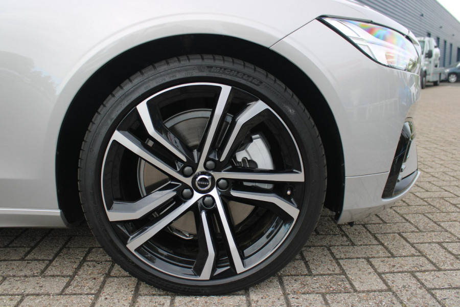 Volvo V90 B5 250PK ULTIMATE DARK MILD HYBRID | PANORAMISCH SCHUIF/KANTEL DAK | HARMAN KARDON PREMIUM AUDIO | FULL-LED ACTIVE HIGH BEAM KOPLAMPEN | LED MISTLAMPEN VOOR | POWER SEATS - BESTUURDERS- EN PASSAGIERSSTOEL ELEKTRISCHVERSTELBAAR MET GEHEUGEN, ELEKTRISCH VERSTELBARE  ZITVERLENGERS /LENDESTEUN VIERVOUDIG VERSTELBAAR | SPORTSTOELEN MET NAPPA LEER | STOEL/STUUR VERWARMING | ORREFORS KRISTALLEN POOKKNOP | ZWARTE HEMELBEKLEDING | EXTRA GETINT GLAS ACHTER | ACHTERUITRIJ CAMERA | UITKLAPBARE ZITVERHOGERS ACHTERBANK | 20" BLACK DIAMONT VELGEN | PARKEER VERWARMING MET TIMER "STAND