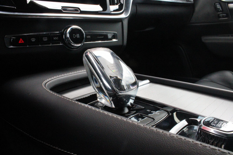 Volvo V90 B5 250PK ULTIMATE DARK MILD HYBRID | PANORAMISCH SCHUIF/KANTEL DAK | HARMAN KARDON PREMIUM AUDIO | FULL-LED ACTIVE HIGH BEAM KOPLAMPEN | LED MISTLAMPEN VOOR | POWER SEATS - BESTUURDERS- EN PASSAGIERSSTOEL ELEKTRISCHVERSTELBAAR MET GEHEUGEN, ELEKTRISCH VERSTELBARE  ZITVERLENGERS /LENDESTEUN VIERVOUDIG VERSTELBAAR | SPORTSTOELEN MET NAPPA LEER | STOEL/STUUR VERWARMING | ORREFORS KRISTALLEN POOKKNOP | ZWARTE HEMELBEKLEDING | EXTRA GETINT GLAS ACHTER | ACHTERUITRIJ CAMERA | UITKLAPBARE ZITVERHOGERS ACHTERBANK | 20" BLACK DIAMONT VELGEN | PARKEER VERWARMING MET TIMER "STAND