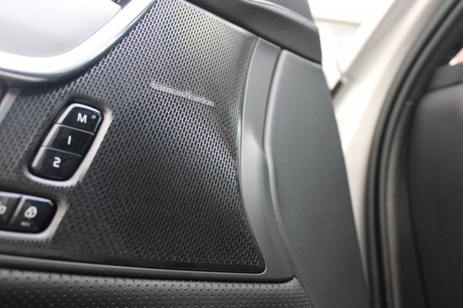 Volvo V90 B5 250PK ULTIMATE DARK MILD HYBRID | PANORAMISCH SCHUIF/KANTEL DAK | HARMAN KARDON PREMIUM AUDIO | FULL-LED ACTIVE HIGH BEAM KOPLAMPEN | LED MISTLAMPEN VOOR | POWER SEATS - BESTUURDERS- EN PASSAGIERSSTOEL ELEKTRISCHVERSTELBAAR MET GEHEUGEN, ELEKTRISCH VERSTELBARE  ZITVERLENGERS /LENDESTEUN VIERVOUDIG VERSTELBAAR | SPORTSTOELEN MET NAPPA LEER | STOEL/STUUR VERWARMING | ORREFORS KRISTALLEN POOKKNOP | ZWARTE HEMELBEKLEDING | EXTRA GETINT GLAS ACHTER | ACHTERUITRIJ CAMERA | UITKLAPBARE ZITVERHOGERS ACHTERBANK | 20" BLACK DIAMONT VELGEN | PARKEER VERWARMING MET TIMER "STAND