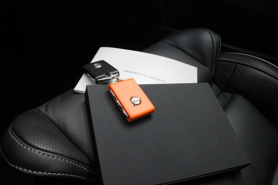 Volvo V90 B5 250PK ULTIMATE DARK MILD HYBRID | PANORAMISCH SCHUIF/KANTEL DAK | HARMAN KARDON PREMIUM AUDIO | FULL-LED ACTIVE HIGH BEAM KOPLAMPEN | LED MISTLAMPEN VOOR | POWER SEATS - BESTUURDERS- EN PASSAGIERSSTOEL ELEKTRISCHVERSTELBAAR MET GEHEUGEN, ELEKTRISCH VERSTELBARE  ZITVERLENGERS /LENDESTEUN VIERVOUDIG VERSTELBAAR | SPORTSTOELEN MET NAPPA LEER | STOEL/STUUR VERWARMING | ORREFORS KRISTALLEN POOKKNOP | ZWARTE HEMELBEKLEDING | EXTRA GETINT GLAS ACHTER | ACHTERUITRIJ CAMERA | UITKLAPBARE ZITVERHOGERS ACHTERBANK | 20" BLACK DIAMONT VELGEN | PARKEER VERWARMING MET TIMER "STAND