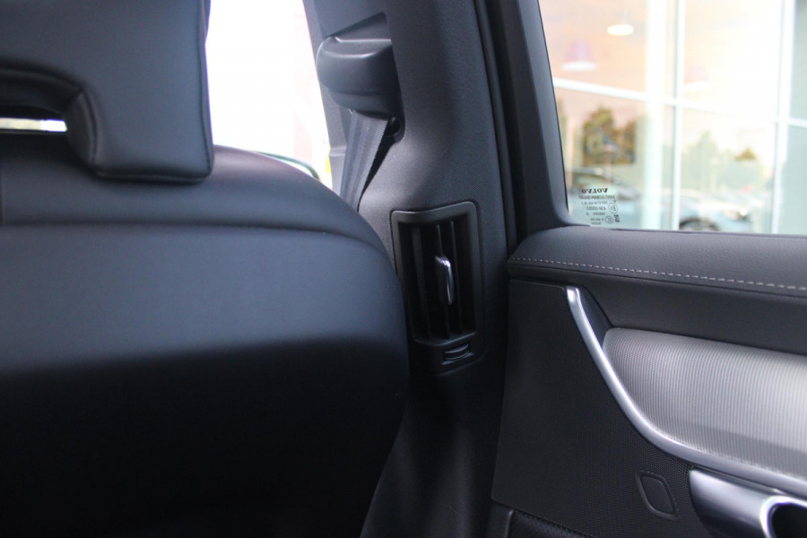 Volvo V90 B5 250PK ULTIMATE DARK MILD HYBRID | PANORAMISCH SCHUIF/KANTEL DAK | HARMAN KARDON PREMIUM AUDIO | FULL-LED ACTIVE HIGH BEAM KOPLAMPEN | LED MISTLAMPEN VOOR | POWER SEATS - BESTUURDERS- EN PASSAGIERSSTOEL ELEKTRISCHVERSTELBAAR MET GEHEUGEN, ELEKTRISCH VERSTELBARE  ZITVERLENGERS /LENDESTEUN VIERVOUDIG VERSTELBAAR | SPORTSTOELEN MET NAPPA LEER | STOEL/STUUR VERWARMING | ORREFORS KRISTALLEN POOKKNOP | ZWARTE HEMELBEKLEDING | EXTRA GETINT GLAS ACHTER | ACHTERUITRIJ CAMERA | UITKLAPBARE ZITVERHOGERS ACHTERBANK | 20" BLACK DIAMONT VELGEN | PARKEER VERWARMING MET TIMER "STAND