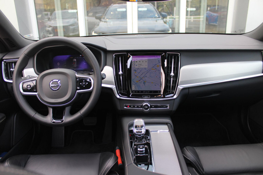 Volvo V90 B5 250PK ULTIMATE DARK MILD HYBRID | PANORAMISCH SCHUIF/KANTEL DAK | HARMAN KARDON PREMIUM AUDIO | FULL-LED ACTIVE HIGH BEAM KOPLAMPEN | LED MISTLAMPEN VOOR | POWER SEATS - BESTUURDERS- EN PASSAGIERSSTOEL ELEKTRISCHVERSTELBAAR MET GEHEUGEN, ELEKTRISCH VERSTELBARE  ZITVERLENGERS /LENDESTEUN VIERVOUDIG VERSTELBAAR | SPORTSTOELEN MET NAPPA LEER | STOEL/STUUR VERWARMING | ORREFORS KRISTALLEN POOKKNOP | ZWARTE HEMELBEKLEDING | EXTRA GETINT GLAS ACHTER | ACHTERUITRIJ CAMERA | UITKLAPBARE ZITVERHOGERS ACHTERBANK | 20" BLACK DIAMONT VELGEN | PARKEER VERWARMING MET TIMER "STAND