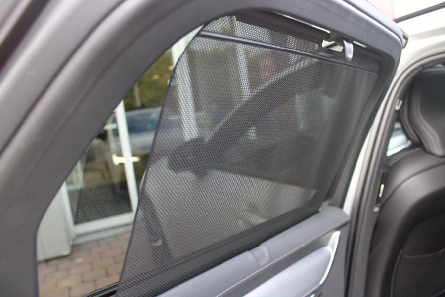 Volvo V90 B5 250PK ULTIMATE DARK MILD HYBRID | PANORAMISCH SCHUIF/KANTEL DAK | HARMAN KARDON PREMIUM AUDIO | FULL-LED ACTIVE HIGH BEAM KOPLAMPEN | LED MISTLAMPEN VOOR | POWER SEATS - BESTUURDERS- EN PASSAGIERSSTOEL ELEKTRISCHVERSTELBAAR MET GEHEUGEN, ELEKTRISCH VERSTELBARE  ZITVERLENGERS /LENDESTEUN VIERVOUDIG VERSTELBAAR | SPORTSTOELEN MET NAPPA LEER | STOEL/STUUR VERWARMING | ORREFORS KRISTALLEN POOKKNOP | ZWARTE HEMELBEKLEDING | EXTRA GETINT GLAS ACHTER | ACHTERUITRIJ CAMERA | UITKLAPBARE ZITVERHOGERS ACHTERBANK | 20" BLACK DIAMONT VELGEN | PARKEER VERWARMING MET TIMER "STAND