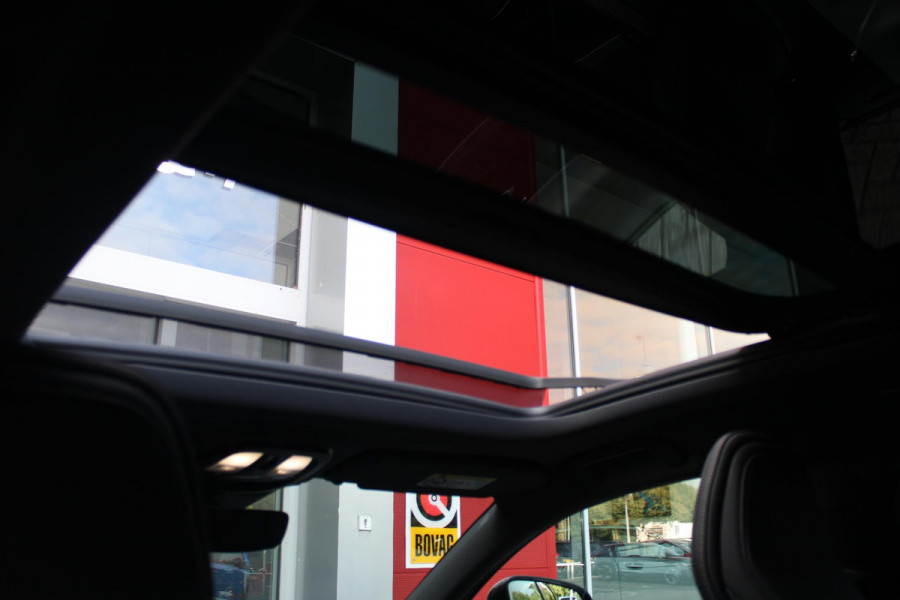 Volvo V90 B5 250PK ULTIMATE DARK MILD HYBRID | PANORAMISCH SCHUIF/KANTEL DAK | HARMAN KARDON PREMIUM AUDIO | FULL-LED ACTIVE HIGH BEAM KOPLAMPEN | LED MISTLAMPEN VOOR | POWER SEATS - BESTUURDERS- EN PASSAGIERSSTOEL ELEKTRISCHVERSTELBAAR MET GEHEUGEN, ELEKTRISCH VERSTELBARE  ZITVERLENGERS /LENDESTEUN VIERVOUDIG VERSTELBAAR | SPORTSTOELEN MET NAPPA LEER | STOEL/STUUR VERWARMING | ORREFORS KRISTALLEN POOKKNOP | ZWARTE HEMELBEKLEDING | EXTRA GETINT GLAS ACHTER | ACHTERUITRIJ CAMERA | UITKLAPBARE ZITVERHOGERS ACHTERBANK | 20" BLACK DIAMONT VELGEN | PARKEER VERWARMING MET TIMER "STAND