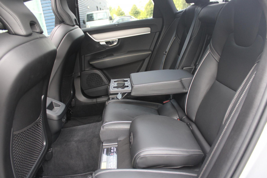 Volvo V90 B5 250PK ULTIMATE DARK MILD HYBRID | PANORAMISCH SCHUIF/KANTEL DAK | HARMAN KARDON PREMIUM AUDIO | FULL-LED ACTIVE HIGH BEAM KOPLAMPEN | LED MISTLAMPEN VOOR | POWER SEATS - BESTUURDERS- EN PASSAGIERSSTOEL ELEKTRISCHVERSTELBAAR MET GEHEUGEN, ELEKTRISCH VERSTELBARE  ZITVERLENGERS /LENDESTEUN VIERVOUDIG VERSTELBAAR | SPORTSTOELEN MET NAPPA LEER | STOEL/STUUR VERWARMING | ORREFORS KRISTALLEN POOKKNOP | ZWARTE HEMELBEKLEDING | EXTRA GETINT GLAS ACHTER | ACHTERUITRIJ CAMERA | UITKLAPBARE ZITVERHOGERS ACHTERBANK | 20" BLACK DIAMONT VELGEN | PARKEER VERWARMING MET TIMER "STAND