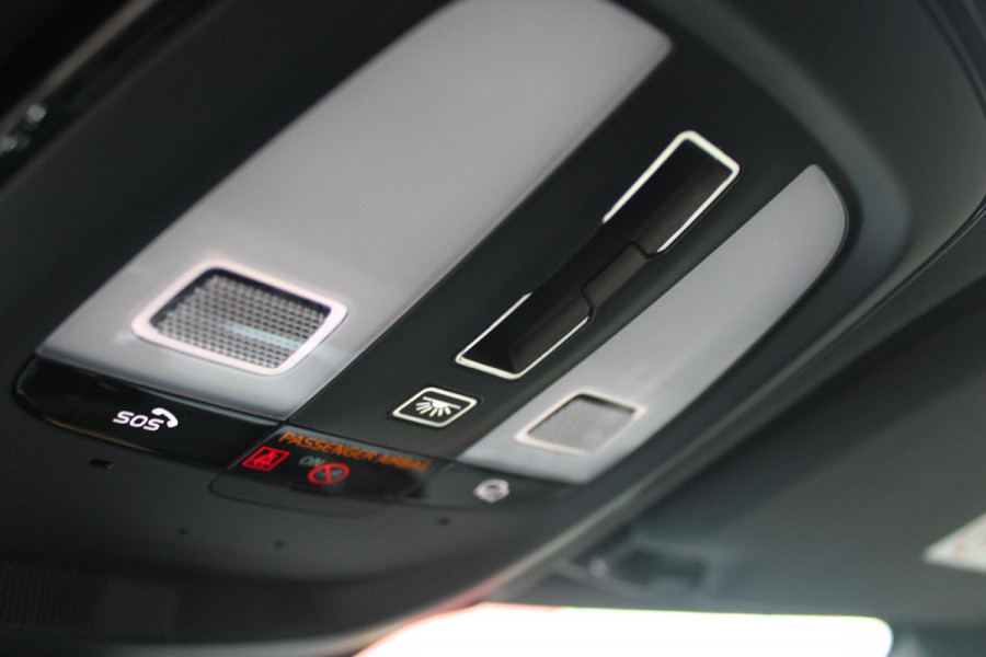 Volvo V90 B5 250PK ULTIMATE DARK MILD HYBRID | PANORAMISCH SCHUIF/KANTEL DAK | HARMAN KARDON PREMIUM AUDIO | FULL-LED ACTIVE HIGH BEAM KOPLAMPEN | LED MISTLAMPEN VOOR | POWER SEATS - BESTUURDERS- EN PASSAGIERSSTOEL ELEKTRISCHVERSTELBAAR MET GEHEUGEN, ELEKTRISCH VERSTELBARE  ZITVERLENGERS /LENDESTEUN VIERVOUDIG VERSTELBAAR | SPORTSTOELEN MET NAPPA LEER | STOEL/STUUR VERWARMING | ORREFORS KRISTALLEN POOKKNOP | ZWARTE HEMELBEKLEDING | EXTRA GETINT GLAS ACHTER | ACHTERUITRIJ CAMERA | UITKLAPBARE ZITVERHOGERS ACHTERBANK | 20" BLACK DIAMONT VELGEN | PARKEER VERWARMING MET TIMER "STAND