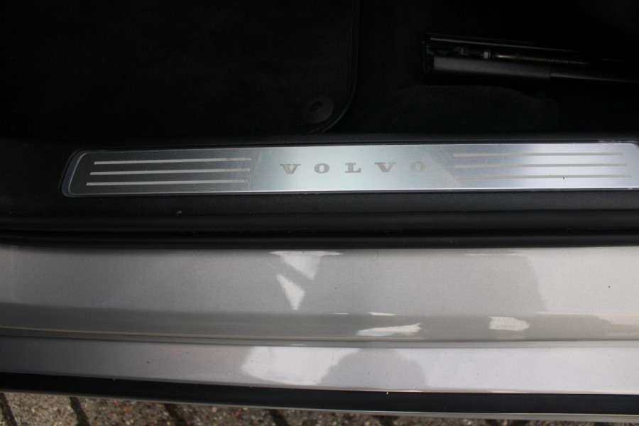 Volvo V90 B5 250PK ULTIMATE DARK MILD HYBRID | PANORAMISCH SCHUIF/KANTEL DAK | HARMAN KARDON PREMIUM AUDIO | FULL-LED ACTIVE HIGH BEAM KOPLAMPEN | LED MISTLAMPEN VOOR | POWER SEATS - BESTUURDERS- EN PASSAGIERSSTOEL ELEKTRISCHVERSTELBAAR MET GEHEUGEN, ELEKTRISCH VERSTELBARE  ZITVERLENGERS /LENDESTEUN VIERVOUDIG VERSTELBAAR | SPORTSTOELEN MET NAPPA LEER | STOEL/STUUR VERWARMING | ORREFORS KRISTALLEN POOKKNOP | ZWARTE HEMELBEKLEDING | EXTRA GETINT GLAS ACHTER | ACHTERUITRIJ CAMERA | UITKLAPBARE ZITVERHOGERS ACHTERBANK | 20" BLACK DIAMONT VELGEN | PARKEER VERWARMING MET TIMER "STAND