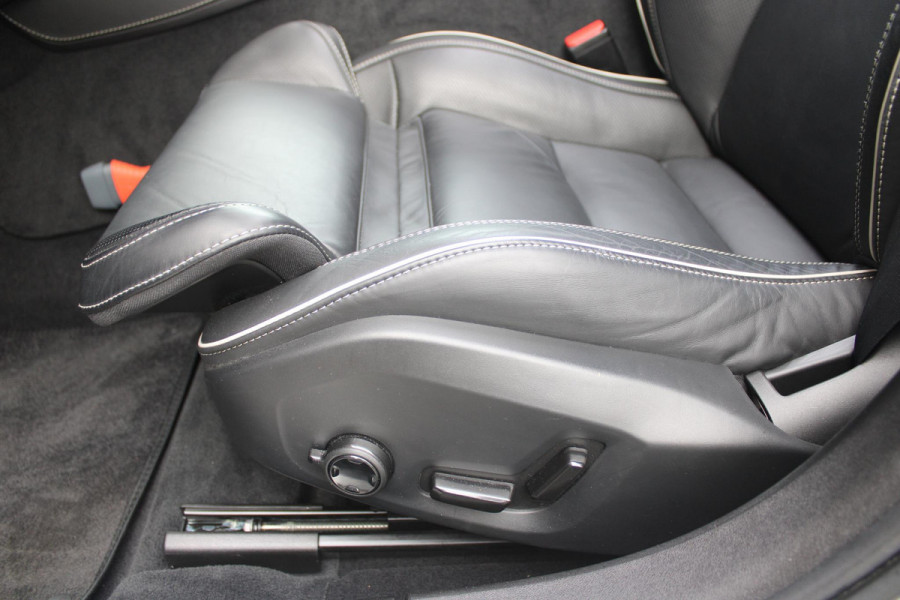 Volvo V90 B5 250PK ULTIMATE DARK MILD HYBRID | PANORAMISCH SCHUIF/KANTEL DAK | HARMAN KARDON PREMIUM AUDIO | FULL-LED ACTIVE HIGH BEAM KOPLAMPEN | LED MISTLAMPEN VOOR | POWER SEATS - BESTUURDERS- EN PASSAGIERSSTOEL ELEKTRISCHVERSTELBAAR MET GEHEUGEN, ELEKTRISCH VERSTELBARE  ZITVERLENGERS /LENDESTEUN VIERVOUDIG VERSTELBAAR | SPORTSTOELEN MET NAPPA LEER | STOEL/STUUR VERWARMING | ORREFORS KRISTALLEN POOKKNOP | ZWARTE HEMELBEKLEDING | EXTRA GETINT GLAS ACHTER | ACHTERUITRIJ CAMERA | UITKLAPBARE ZITVERHOGERS ACHTERBANK | 20" BLACK DIAMONT VELGEN | PARKEER VERWARMING MET TIMER "STAND