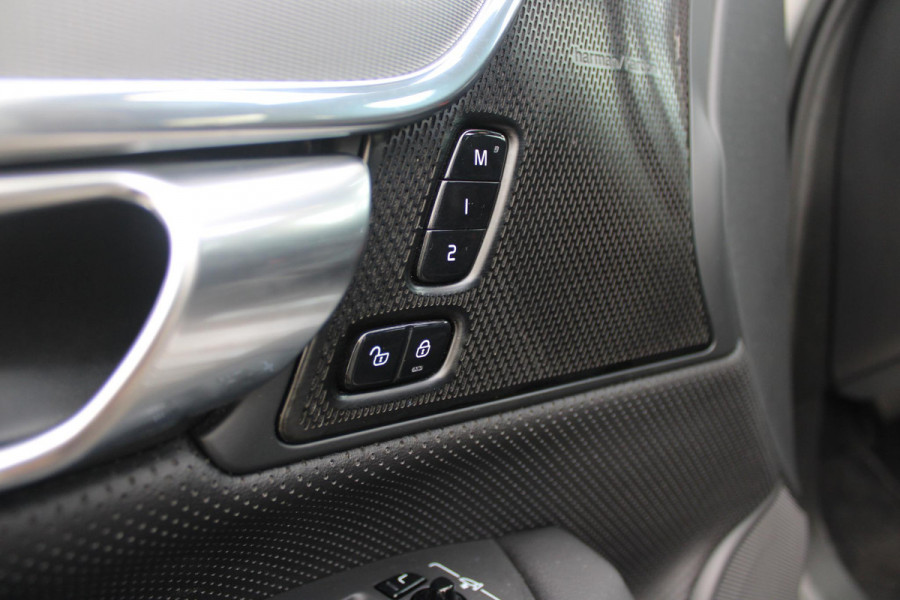 Volvo V90 B5 250PK ULTIMATE DARK MILD HYBRID | PANORAMISCH SCHUIF/KANTEL DAK | HARMAN KARDON PREMIUM AUDIO | FULL-LED ACTIVE HIGH BEAM KOPLAMPEN | LED MISTLAMPEN VOOR | POWER SEATS - BESTUURDERS- EN PASSAGIERSSTOEL ELEKTRISCHVERSTELBAAR MET GEHEUGEN, ELEKTRISCH VERSTELBARE  ZITVERLENGERS /LENDESTEUN VIERVOUDIG VERSTELBAAR | SPORTSTOELEN MET NAPPA LEER | STOEL/STUUR VERWARMING | ORREFORS KRISTALLEN POOKKNOP | ZWARTE HEMELBEKLEDING | EXTRA GETINT GLAS ACHTER | ACHTERUITRIJ CAMERA | UITKLAPBARE ZITVERHOGERS ACHTERBANK | 20" BLACK DIAMONT VELGEN | PARKEER VERWARMING MET TIMER "STAND