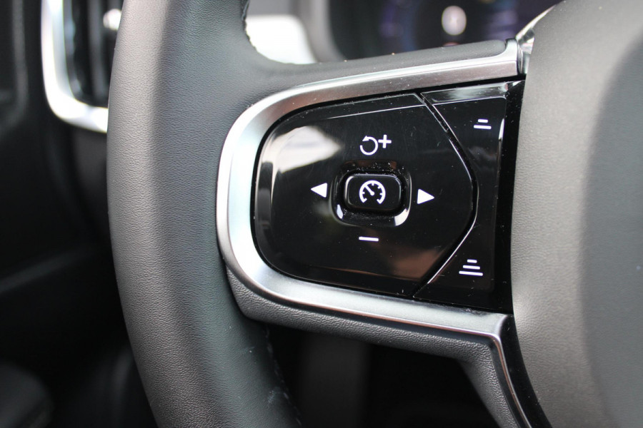 Volvo V90 B5 250PK ULTIMATE DARK MILD HYBRID | PANORAMISCH SCHUIF/KANTEL DAK | HARMAN KARDON PREMIUM AUDIO | FULL-LED ACTIVE HIGH BEAM KOPLAMPEN | LED MISTLAMPEN VOOR | POWER SEATS - BESTUURDERS- EN PASSAGIERSSTOEL ELEKTRISCHVERSTELBAAR MET GEHEUGEN, ELEKTRISCH VERSTELBARE  ZITVERLENGERS /LENDESTEUN VIERVOUDIG VERSTELBAAR | SPORTSTOELEN MET NAPPA LEER | STOEL/STUUR VERWARMING | ORREFORS KRISTALLEN POOKKNOP | ZWARTE HEMELBEKLEDING | EXTRA GETINT GLAS ACHTER | ACHTERUITRIJ CAMERA | UITKLAPBARE ZITVERHOGERS ACHTERBANK | 20" BLACK DIAMONT VELGEN | PARKEER VERWARMING MET TIMER "STAND