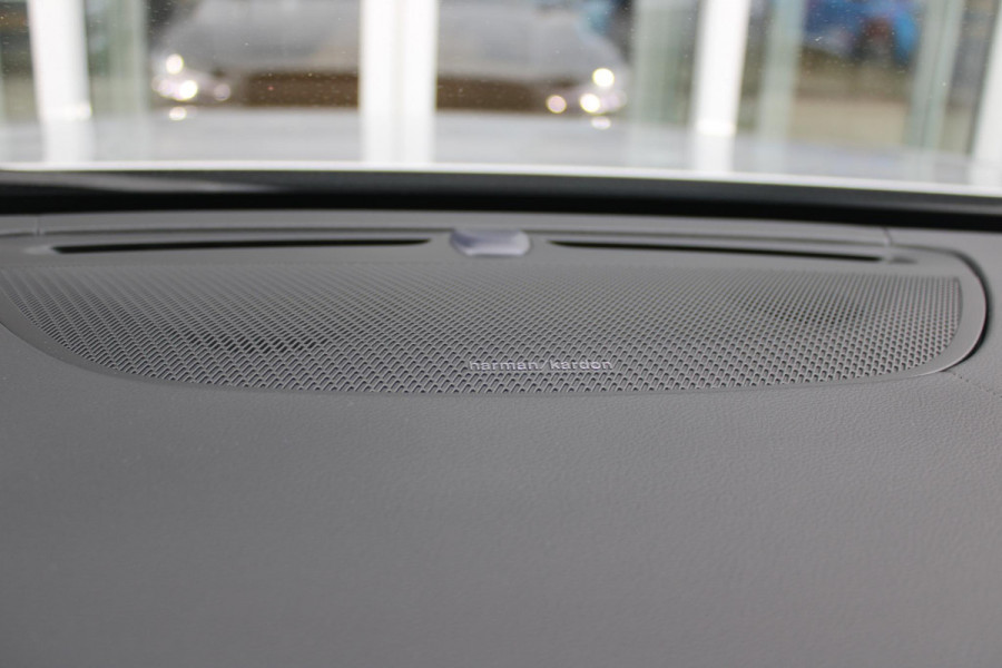 Volvo V90 B5 250PK ULTIMATE DARK MILD HYBRID | PANORAMISCH SCHUIF/KANTEL DAK | HARMAN KARDON PREMIUM AUDIO | FULL-LED ACTIVE HIGH BEAM KOPLAMPEN | LED MISTLAMPEN VOOR | POWER SEATS - BESTUURDERS- EN PASSAGIERSSTOEL ELEKTRISCHVERSTELBAAR MET GEHEUGEN, ELEKTRISCH VERSTELBARE  ZITVERLENGERS /LENDESTEUN VIERVOUDIG VERSTELBAAR | SPORTSTOELEN MET NAPPA LEER | STOEL/STUUR VERWARMING | ORREFORS KRISTALLEN POOKKNOP | ZWARTE HEMELBEKLEDING | EXTRA GETINT GLAS ACHTER | ACHTERUITRIJ CAMERA | UITKLAPBARE ZITVERHOGERS ACHTERBANK | 20" BLACK DIAMONT VELGEN | PARKEER VERWARMING MET TIMER "STAND