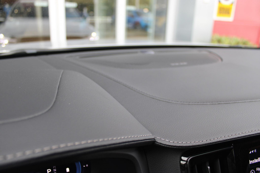 Volvo V90 B5 250PK ULTIMATE DARK MILD HYBRID | PANORAMISCH SCHUIF/KANTEL DAK | HARMAN KARDON PREMIUM AUDIO | FULL-LED ACTIVE HIGH BEAM KOPLAMPEN | LED MISTLAMPEN VOOR | POWER SEATS - BESTUURDERS- EN PASSAGIERSSTOEL ELEKTRISCHVERSTELBAAR MET GEHEUGEN, ELEKTRISCH VERSTELBARE  ZITVERLENGERS /LENDESTEUN VIERVOUDIG VERSTELBAAR | SPORTSTOELEN MET NAPPA LEER | STOEL/STUUR VERWARMING | ORREFORS KRISTALLEN POOKKNOP | ZWARTE HEMELBEKLEDING | EXTRA GETINT GLAS ACHTER | ACHTERUITRIJ CAMERA | UITKLAPBARE ZITVERHOGERS ACHTERBANK | 20" BLACK DIAMONT VELGEN | PARKEER VERWARMING MET TIMER "STAND
