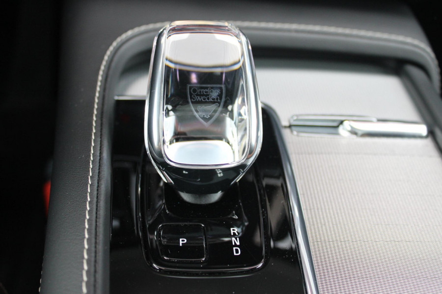 Volvo V90 B5 250PK ULTIMATE DARK MILD HYBRID | PANORAMISCH SCHUIF/KANTEL DAK | HARMAN KARDON PREMIUM AUDIO | FULL-LED ACTIVE HIGH BEAM KOPLAMPEN | LED MISTLAMPEN VOOR | POWER SEATS - BESTUURDERS- EN PASSAGIERSSTOEL ELEKTRISCHVERSTELBAAR MET GEHEUGEN, ELEKTRISCH VERSTELBARE  ZITVERLENGERS /LENDESTEUN VIERVOUDIG VERSTELBAAR | SPORTSTOELEN MET NAPPA LEER | STOEL/STUUR VERWARMING | ORREFORS KRISTALLEN POOKKNOP | ZWARTE HEMELBEKLEDING | EXTRA GETINT GLAS ACHTER | ACHTERUITRIJ CAMERA | UITKLAPBARE ZITVERHOGERS ACHTERBANK | 20" BLACK DIAMONT VELGEN | PARKEER VERWARMING MET TIMER "STAND