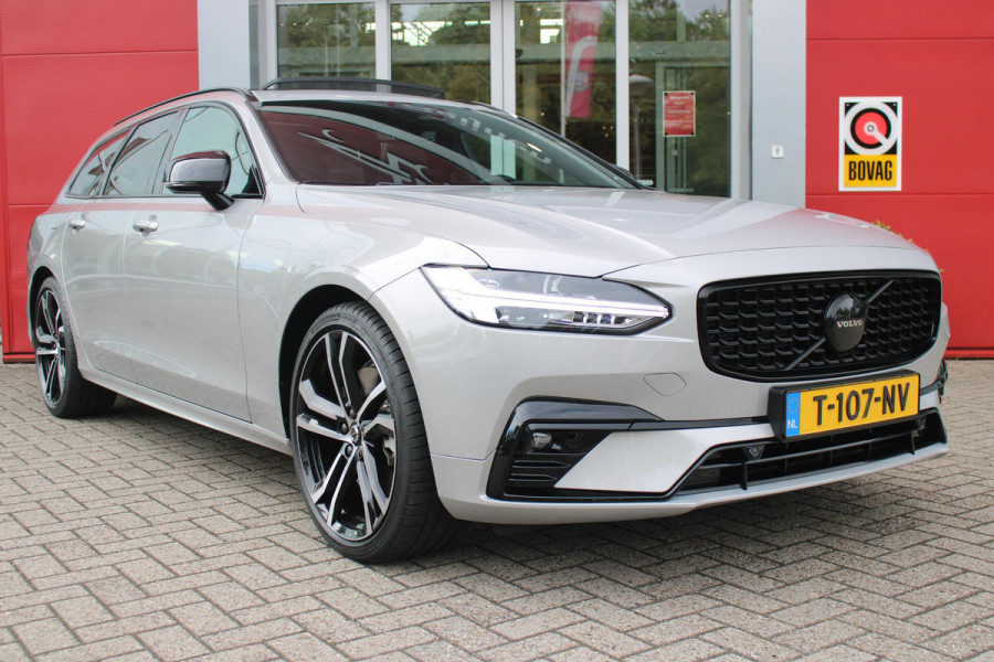 Volvo V90 B5 250PK ULTIMATE DARK MILD HYBRID | PANORAMISCH SCHUIF/KANTEL DAK | HARMAN KARDON PREMIUM AUDIO | FULL-LED ACTIVE HIGH BEAM KOPLAMPEN | LED MISTLAMPEN VOOR | POWER SEATS - BESTUURDERS- EN PASSAGIERSSTOEL ELEKTRISCHVERSTELBAAR MET GEHEUGEN, ELEKTRISCH VERSTELBARE  ZITVERLENGERS /LENDESTEUN VIERVOUDIG VERSTELBAAR | SPORTSTOELEN MET NAPPA LEER | STOEL/STUUR VERWARMING | ORREFORS KRISTALLEN POOKKNOP | ZWARTE HEMELBEKLEDING | EXTRA GETINT GLAS ACHTER | ACHTERUITRIJ CAMERA | UITKLAPBARE ZITVERHOGERS ACHTERBANK | 20" BLACK DIAMONT VELGEN | PARKEER VERWARMING MET TIMER "STAND