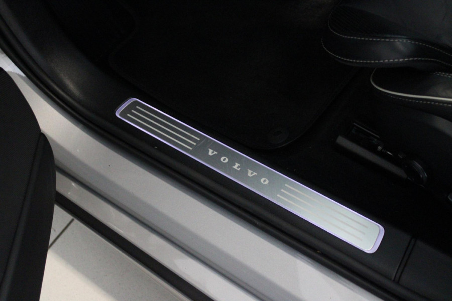 Volvo V90 B5 250PK ULTIMATE DARK MILD HYBRID | PANORAMISCH SCHUIF/KANTEL DAK | HARMAN KARDON PREMIUM AUDIO | FULL-LED ACTIVE HIGH BEAM KOPLAMPEN | LED MISTLAMPEN VOOR | POWER SEATS - BESTUURDERS- EN PASSAGIERSSTOEL ELEKTRISCHVERSTELBAAR MET GEHEUGEN, ELEKTRISCH VERSTELBARE  ZITVERLENGERS /LENDESTEUN VIERVOUDIG VERSTELBAAR | SPORTSTOELEN MET NAPPA LEER | STOEL/STUUR VERWARMING | ORREFORS KRISTALLEN POOKKNOP | ZWARTE HEMELBEKLEDING | EXTRA GETINT GLAS ACHTER | ACHTERUITRIJ CAMERA | UITKLAPBARE ZITVERHOGERS ACHTERBANK | 20" BLACK DIAMONT VELGEN | PARKEER VERWARMING MET TIMER "STAND