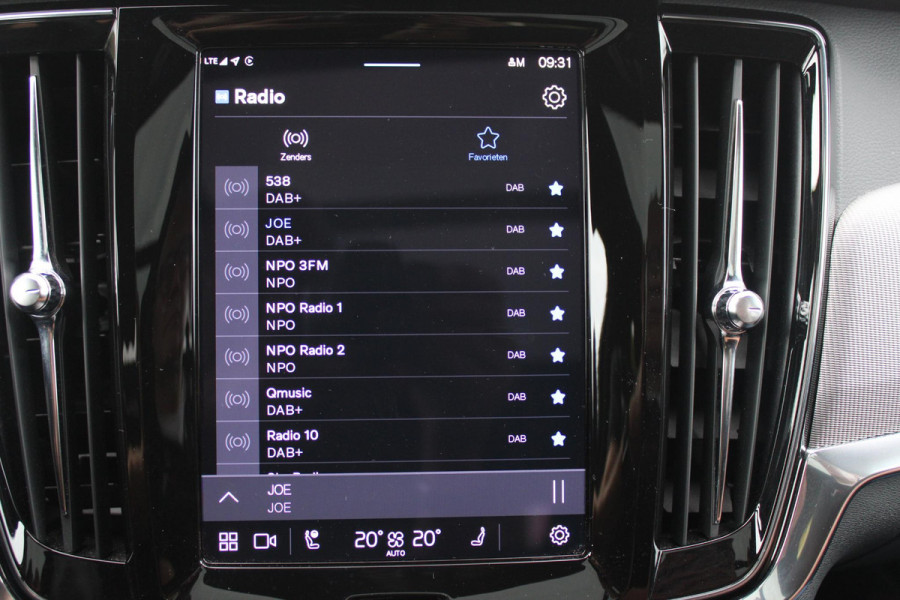 Volvo V90 B5 250PK ULTIMATE DARK MILD HYBRID | PANORAMISCH SCHUIF/KANTEL DAK | HARMAN KARDON PREMIUM AUDIO | FULL-LED ACTIVE HIGH BEAM KOPLAMPEN | LED MISTLAMPEN VOOR | POWER SEATS - BESTUURDERS- EN PASSAGIERSSTOEL ELEKTRISCHVERSTELBAAR MET GEHEUGEN, ELEKTRISCH VERSTELBARE  ZITVERLENGERS /LENDESTEUN VIERVOUDIG VERSTELBAAR | SPORTSTOELEN MET NAPPA LEER | STOEL/STUUR VERWARMING | ORREFORS KRISTALLEN POOKKNOP | ZWARTE HEMELBEKLEDING | EXTRA GETINT GLAS ACHTER | ACHTERUITRIJ CAMERA | UITKLAPBARE ZITVERHOGERS ACHTERBANK | 20" BLACK DIAMONT VELGEN | PARKEER VERWARMING MET TIMER "STAND