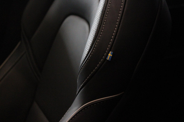 Volvo V90 B5 250PK ULTIMATE DARK MILD HYBRID | PANORAMISCH SCHUIF/KANTEL DAK | HARMAN KARDON PREMIUM AUDIO | FULL-LED ACTIVE HIGH BEAM KOPLAMPEN | LED MISTLAMPEN VOOR | POWER SEATS - BESTUURDERS- EN PASSAGIERSSTOEL ELEKTRISCHVERSTELBAAR MET GEHEUGEN, ELEKTRISCH VERSTELBARE  ZITVERLENGERS /LENDESTEUN VIERVOUDIG VERSTELBAAR | SPORTSTOELEN MET NAPPA LEER | STOEL/STUUR VERWARMING | ORREFORS KRISTALLEN POOKKNOP | ZWARTE HEMELBEKLEDING | EXTRA GETINT GLAS ACHTER | ACHTERUITRIJ CAMERA | UITKLAPBARE ZITVERHOGERS ACHTERBANK | 20" BLACK DIAMONT VELGEN | PARKEER VERWARMING MET TIMER "STAND