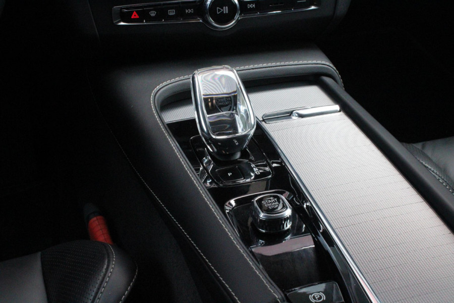 Volvo V90 B5 250PK ULTIMATE DARK MILD HYBRID | PANORAMISCH SCHUIF/KANTEL DAK | HARMAN KARDON PREMIUM AUDIO | FULL-LED ACTIVE HIGH BEAM KOPLAMPEN | LED MISTLAMPEN VOOR | POWER SEATS - BESTUURDERS- EN PASSAGIERSSTOEL ELEKTRISCHVERSTELBAAR MET GEHEUGEN, ELEKTRISCH VERSTELBARE  ZITVERLENGERS /LENDESTEUN VIERVOUDIG VERSTELBAAR | SPORTSTOELEN MET NAPPA LEER | STOEL/STUUR VERWARMING | ORREFORS KRISTALLEN POOKKNOP | ZWARTE HEMELBEKLEDING | EXTRA GETINT GLAS ACHTER | ACHTERUITRIJ CAMERA | UITKLAPBARE ZITVERHOGERS ACHTERBANK | 20" BLACK DIAMONT VELGEN | PARKEER VERWARMING MET TIMER "STAND
