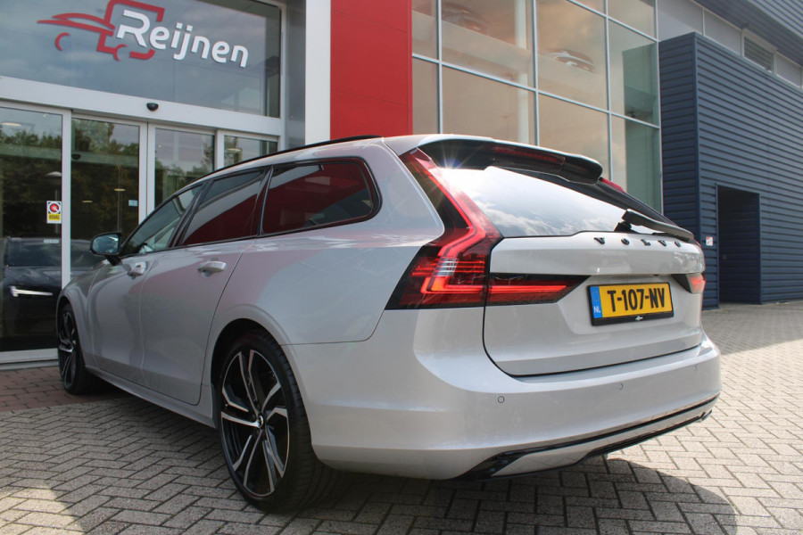 Volvo V90 B5 250PK ULTIMATE DARK MILD HYBRID | PANORAMISCH SCHUIF/KANTEL DAK | HARMAN KARDON PREMIUM AUDIO | FULL-LED ACTIVE HIGH BEAM KOPLAMPEN | LED MISTLAMPEN VOOR | POWER SEATS - BESTUURDERS- EN PASSAGIERSSTOEL ELEKTRISCHVERSTELBAAR MET GEHEUGEN, ELEKTRISCH VERSTELBARE  ZITVERLENGERS /LENDESTEUN VIERVOUDIG VERSTELBAAR | SPORTSTOELEN MET NAPPA LEER | STOEL/STUUR VERWARMING | ORREFORS KRISTALLEN POOKKNOP | ZWARTE HEMELBEKLEDING | EXTRA GETINT GLAS ACHTER | ACHTERUITRIJ CAMERA | UITKLAPBARE ZITVERHOGERS ACHTERBANK | 20" BLACK DIAMONT VELGEN | PARKEER VERWARMING MET TIMER "STAND