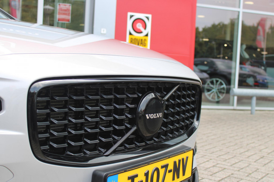 Volvo V90 B5 250PK ULTIMATE DARK MILD HYBRID | PANORAMISCH SCHUIF/KANTEL DAK | HARMAN KARDON PREMIUM AUDIO | FULL-LED ACTIVE HIGH BEAM KOPLAMPEN | LED MISTLAMPEN VOOR | POWER SEATS - BESTUURDERS- EN PASSAGIERSSTOEL ELEKTRISCHVERSTELBAAR MET GEHEUGEN, ELEKTRISCH VERSTELBARE  ZITVERLENGERS /LENDESTEUN VIERVOUDIG VERSTELBAAR | SPORTSTOELEN MET NAPPA LEER | STOEL/STUUR VERWARMING | ORREFORS KRISTALLEN POOKKNOP | ZWARTE HEMELBEKLEDING | EXTRA GETINT GLAS ACHTER | ACHTERUITRIJ CAMERA | UITKLAPBARE ZITVERHOGERS ACHTERBANK | 20" BLACK DIAMONT VELGEN | PARKEER VERWARMING MET TIMER "STAND