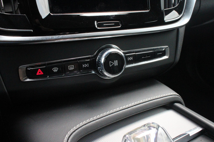 Volvo V90 B5 250PK ULTIMATE DARK MILD HYBRID | PANORAMISCH SCHUIF/KANTEL DAK | HARMAN KARDON PREMIUM AUDIO | FULL-LED ACTIVE HIGH BEAM KOPLAMPEN | LED MISTLAMPEN VOOR | POWER SEATS - BESTUURDERS- EN PASSAGIERSSTOEL ELEKTRISCHVERSTELBAAR MET GEHEUGEN, ELEKTRISCH VERSTELBARE  ZITVERLENGERS /LENDESTEUN VIERVOUDIG VERSTELBAAR | SPORTSTOELEN MET NAPPA LEER | STOEL/STUUR VERWARMING | ORREFORS KRISTALLEN POOKKNOP | ZWARTE HEMELBEKLEDING | EXTRA GETINT GLAS ACHTER | ACHTERUITRIJ CAMERA | UITKLAPBARE ZITVERHOGERS ACHTERBANK | 20" BLACK DIAMONT VELGEN | PARKEER VERWARMING MET TIMER "STAND