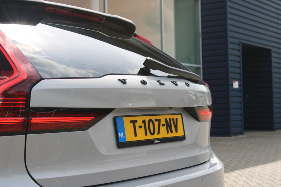 Volvo V90 B5 250PK ULTIMATE DARK MILD HYBRID | PANORAMISCH SCHUIF/KANTEL DAK | HARMAN KARDON PREMIUM AUDIO | FULL-LED ACTIVE HIGH BEAM KOPLAMPEN | LED MISTLAMPEN VOOR | POWER SEATS - BESTUURDERS- EN PASSAGIERSSTOEL ELEKTRISCHVERSTELBAAR MET GEHEUGEN, ELEKTRISCH VERSTELBARE  ZITVERLENGERS /LENDESTEUN VIERVOUDIG VERSTELBAAR | SPORTSTOELEN MET NAPPA LEER | STOEL/STUUR VERWARMING | ORREFORS KRISTALLEN POOKKNOP | ZWARTE HEMELBEKLEDING | EXTRA GETINT GLAS ACHTER | ACHTERUITRIJ CAMERA | UITKLAPBARE ZITVERHOGERS ACHTERBANK | 20" BLACK DIAMONT VELGEN | PARKEER VERWARMING MET TIMER "STAND