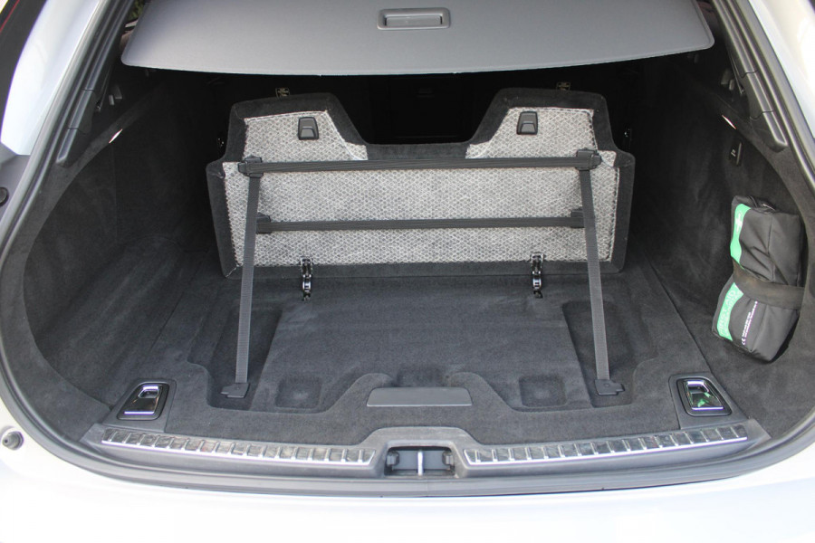 Volvo V90 B5 250PK ULTIMATE DARK MILD HYBRID | PANORAMISCH SCHUIF/KANTEL DAK | HARMAN KARDON PREMIUM AUDIO | FULL-LED ACTIVE HIGH BEAM KOPLAMPEN | LED MISTLAMPEN VOOR | POWER SEATS - BESTUURDERS- EN PASSAGIERSSTOEL ELEKTRISCHVERSTELBAAR MET GEHEUGEN, ELEKTRISCH VERSTELBARE  ZITVERLENGERS /LENDESTEUN VIERVOUDIG VERSTELBAAR | SPORTSTOELEN MET NAPPA LEER | STOEL/STUUR VERWARMING | ORREFORS KRISTALLEN POOKKNOP | ZWARTE HEMELBEKLEDING | EXTRA GETINT GLAS ACHTER | ACHTERUITRIJ CAMERA | UITKLAPBARE ZITVERHOGERS ACHTERBANK | 20" BLACK DIAMONT VELGEN | PARKEER VERWARMING MET TIMER "STAND