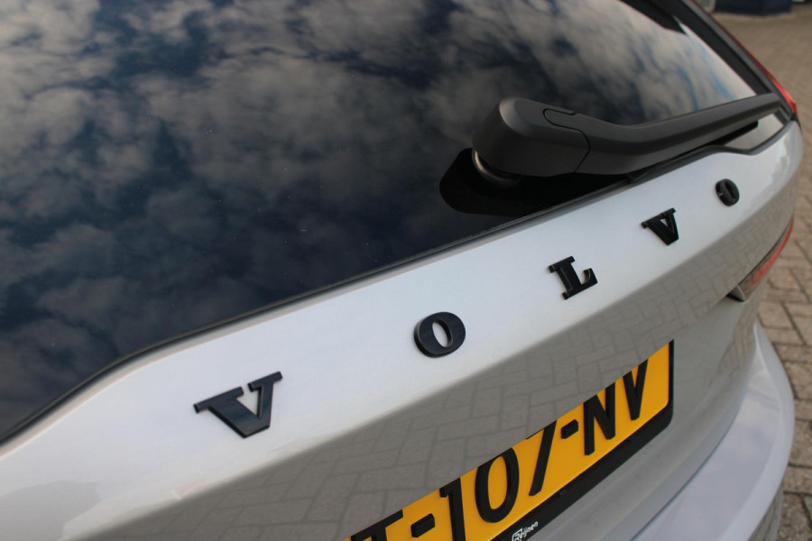 Volvo V90 B5 250PK ULTIMATE DARK MILD HYBRID | PANORAMISCH SCHUIF/KANTEL DAK | HARMAN KARDON PREMIUM AUDIO | FULL-LED ACTIVE HIGH BEAM KOPLAMPEN | LED MISTLAMPEN VOOR | POWER SEATS - BESTUURDERS- EN PASSAGIERSSTOEL ELEKTRISCHVERSTELBAAR MET GEHEUGEN, ELEKTRISCH VERSTELBARE  ZITVERLENGERS /LENDESTEUN VIERVOUDIG VERSTELBAAR | SPORTSTOELEN MET NAPPA LEER | STOEL/STUUR VERWARMING | ORREFORS KRISTALLEN POOKKNOP | ZWARTE HEMELBEKLEDING | EXTRA GETINT GLAS ACHTER | ACHTERUITRIJ CAMERA | UITKLAPBARE ZITVERHOGERS ACHTERBANK | 20" BLACK DIAMONT VELGEN | PARKEER VERWARMING MET TIMER "STAND
