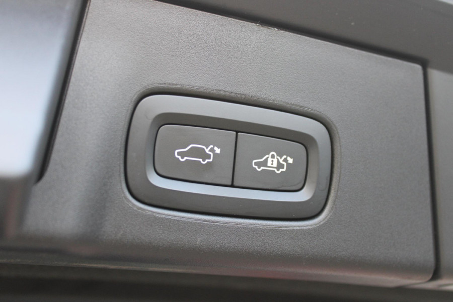 Volvo V90 B5 250PK ULTIMATE DARK MILD HYBRID | PANORAMISCH SCHUIF/KANTEL DAK | HARMAN KARDON PREMIUM AUDIO | FULL-LED ACTIVE HIGH BEAM KOPLAMPEN | LED MISTLAMPEN VOOR | POWER SEATS - BESTUURDERS- EN PASSAGIERSSTOEL ELEKTRISCHVERSTELBAAR MET GEHEUGEN, ELEKTRISCH VERSTELBARE  ZITVERLENGERS /LENDESTEUN VIERVOUDIG VERSTELBAAR | SPORTSTOELEN MET NAPPA LEER | STOEL/STUUR VERWARMING | ORREFORS KRISTALLEN POOKKNOP | ZWARTE HEMELBEKLEDING | EXTRA GETINT GLAS ACHTER | ACHTERUITRIJ CAMERA | UITKLAPBARE ZITVERHOGERS ACHTERBANK | 20" BLACK DIAMONT VELGEN | PARKEER VERWARMING MET TIMER "STAND