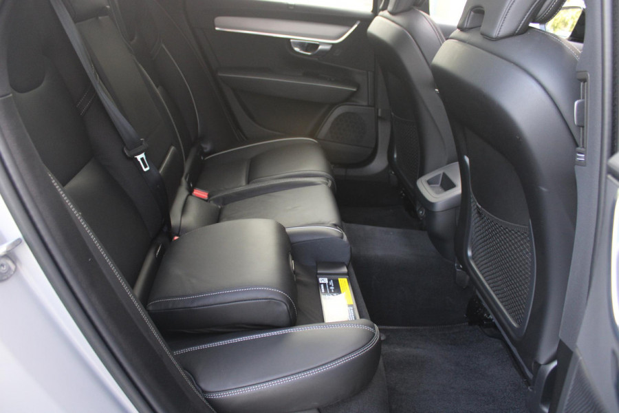 Volvo V90 B5 250PK ULTIMATE DARK MILD HYBRID | PANORAMISCH SCHUIF/KANTEL DAK | HARMAN KARDON PREMIUM AUDIO | FULL-LED ACTIVE HIGH BEAM KOPLAMPEN | LED MISTLAMPEN VOOR | POWER SEATS - BESTUURDERS- EN PASSAGIERSSTOEL ELEKTRISCHVERSTELBAAR MET GEHEUGEN, ELEKTRISCH VERSTELBARE  ZITVERLENGERS /LENDESTEUN VIERVOUDIG VERSTELBAAR | SPORTSTOELEN MET NAPPA LEER | STOEL/STUUR VERWARMING | ORREFORS KRISTALLEN POOKKNOP | ZWARTE HEMELBEKLEDING | EXTRA GETINT GLAS ACHTER | ACHTERUITRIJ CAMERA | UITKLAPBARE ZITVERHOGERS ACHTERBANK | 20" BLACK DIAMONT VELGEN | PARKEER VERWARMING MET TIMER "STAND