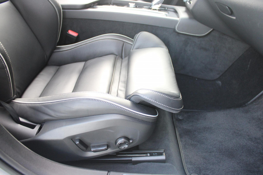 Volvo V90 B5 250PK ULTIMATE DARK MILD HYBRID | PANORAMISCH SCHUIF/KANTEL DAK | HARMAN KARDON PREMIUM AUDIO | FULL-LED ACTIVE HIGH BEAM KOPLAMPEN | LED MISTLAMPEN VOOR | POWER SEATS - BESTUURDERS- EN PASSAGIERSSTOEL ELEKTRISCHVERSTELBAAR MET GEHEUGEN, ELEKTRISCH VERSTELBARE  ZITVERLENGERS /LENDESTEUN VIERVOUDIG VERSTELBAAR | SPORTSTOELEN MET NAPPA LEER | STOEL/STUUR VERWARMING | ORREFORS KRISTALLEN POOKKNOP | ZWARTE HEMELBEKLEDING | EXTRA GETINT GLAS ACHTER | ACHTERUITRIJ CAMERA | UITKLAPBARE ZITVERHOGERS ACHTERBANK | 20" BLACK DIAMONT VELGEN | PARKEER VERWARMING MET TIMER "STAND