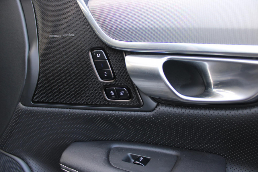 Volvo V90 B5 250PK ULTIMATE DARK MILD HYBRID | PANORAMISCH SCHUIF/KANTEL DAK | HARMAN KARDON PREMIUM AUDIO | FULL-LED ACTIVE HIGH BEAM KOPLAMPEN | LED MISTLAMPEN VOOR | POWER SEATS - BESTUURDERS- EN PASSAGIERSSTOEL ELEKTRISCHVERSTELBAAR MET GEHEUGEN, ELEKTRISCH VERSTELBARE  ZITVERLENGERS /LENDESTEUN VIERVOUDIG VERSTELBAAR | SPORTSTOELEN MET NAPPA LEER | STOEL/STUUR VERWARMING | ORREFORS KRISTALLEN POOKKNOP | ZWARTE HEMELBEKLEDING | EXTRA GETINT GLAS ACHTER | ACHTERUITRIJ CAMERA | UITKLAPBARE ZITVERHOGERS ACHTERBANK | 20" BLACK DIAMONT VELGEN | PARKEER VERWARMING MET TIMER "STAND