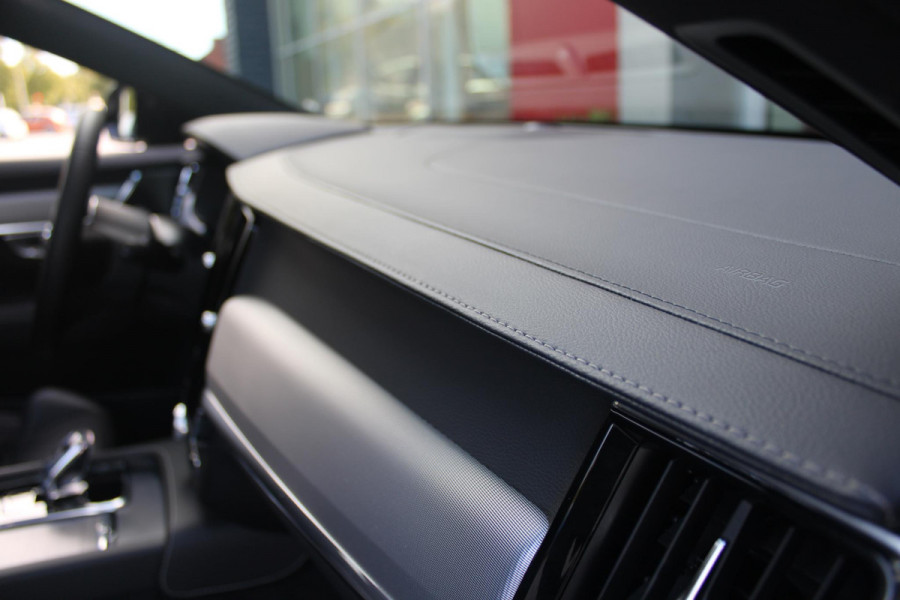 Volvo V90 B5 250PK ULTIMATE DARK MILD HYBRID | PANORAMISCH SCHUIF/KANTEL DAK | HARMAN KARDON PREMIUM AUDIO | FULL-LED ACTIVE HIGH BEAM KOPLAMPEN | LED MISTLAMPEN VOOR | POWER SEATS - BESTUURDERS- EN PASSAGIERSSTOEL ELEKTRISCHVERSTELBAAR MET GEHEUGEN, ELEKTRISCH VERSTELBARE  ZITVERLENGERS /LENDESTEUN VIERVOUDIG VERSTELBAAR | SPORTSTOELEN MET NAPPA LEER | STOEL/STUUR VERWARMING | ORREFORS KRISTALLEN POOKKNOP | ZWARTE HEMELBEKLEDING | EXTRA GETINT GLAS ACHTER | ACHTERUITRIJ CAMERA | UITKLAPBARE ZITVERHOGERS ACHTERBANK | 20" BLACK DIAMONT VELGEN | PARKEER VERWARMING MET TIMER "STAND