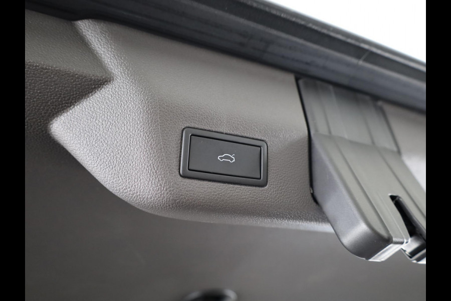 Volkswagen Multivan 1.4 eHybrid L1H1 Style 218 pk Automaat (DSG) | Navigatie | Elektr. trekhaak | Parkeersensoren (Park assist) | Achteruitrijcamera | Adaptieve cruise control | Elektr. schuifdeuren li/re |
