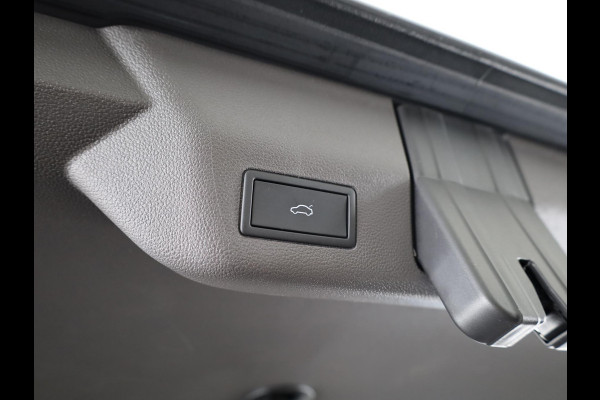 Volkswagen Multivan 1.4 eHybrid L1H1 Style 218 pk Automaat (DSG) | Navigatie | Elektr. trekhaak | Parkeersensoren (Park assist) | Achteruitrijcamera | Adaptieve cruise control | Elektr. schuifdeuren li/re |
