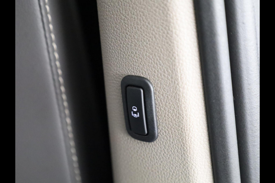 Volkswagen Multivan 1.4 eHybrid L1H1 Style 218 pk Automaat (DSG) | Navigatie | Elektr. trekhaak | Parkeersensoren (Park assist) | Achteruitrijcamera | Adaptieve cruise control | Elektr. schuifdeuren li/re |