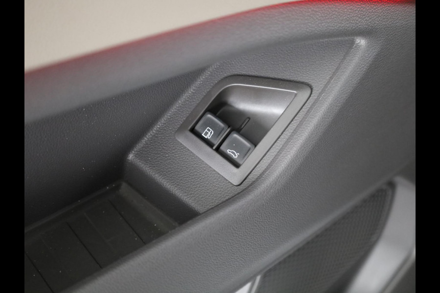 Volkswagen Multivan 1.4 eHybrid L1H1 Style 218 pk Automaat (DSG) | Navigatie | Elektr. trekhaak | Parkeersensoren (Park assist) | Achteruitrijcamera | Adaptieve cruise control | Elektr. schuifdeuren li/re |