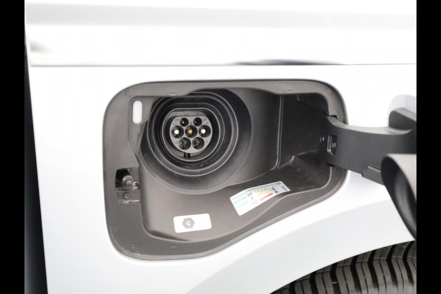 Volkswagen Multivan 1.4 eHybrid L1H1 Style 218 pk Automaat (DSG) | Navigatie | Elektr. trekhaak | Parkeersensoren (Park assist) | Achteruitrijcamera | Adaptieve cruise control | Elektr. schuifdeuren li/re |