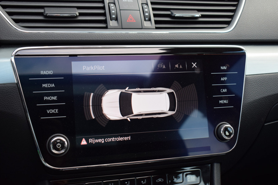 Škoda Superb Combi 1.5 TSI ACT Ambition Business | Panorama | Trekhaak | Apple Carplay