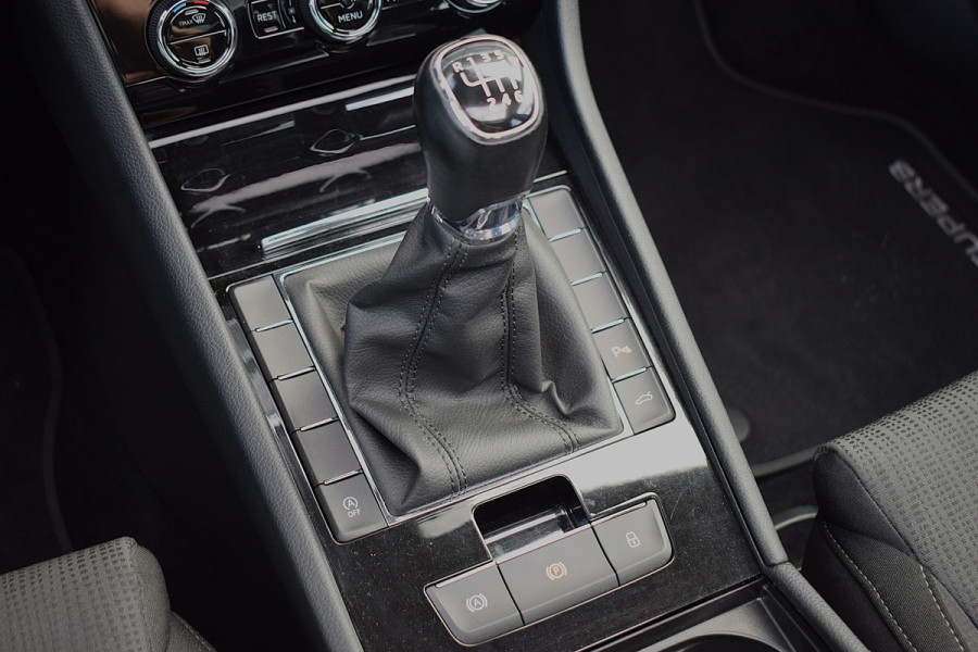 Škoda Superb Combi 1.5 TSI ACT Ambition Business | Panorama | Trekhaak | Apple Carplay